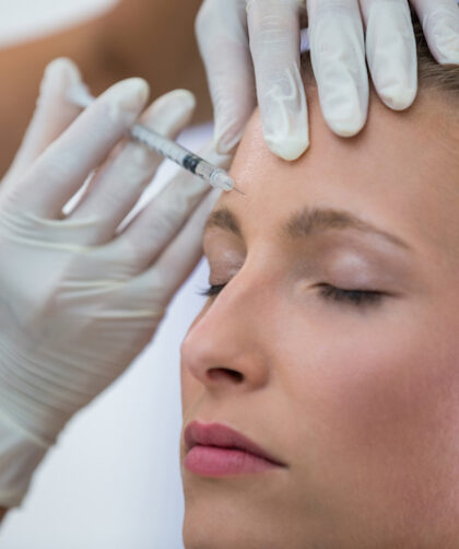 Kvinna som får injektion