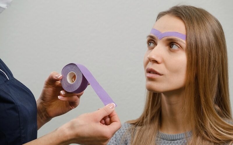 Kvinna som får tejp