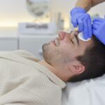 Man som får skönhetsbehandling