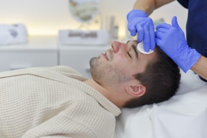 Man som får skönhetsbehandling