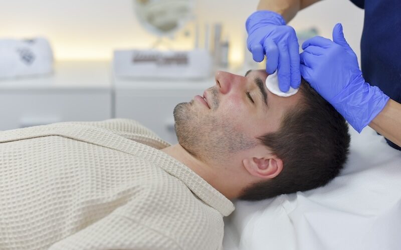 Man som får skönhetsbehandling