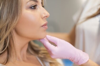 Kvinna som får fillers för käklinjen