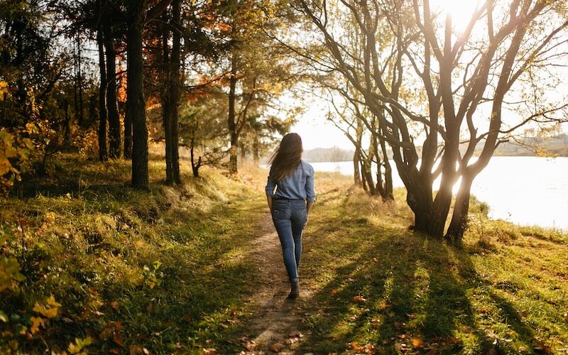 Kvinna på promenad i skogen