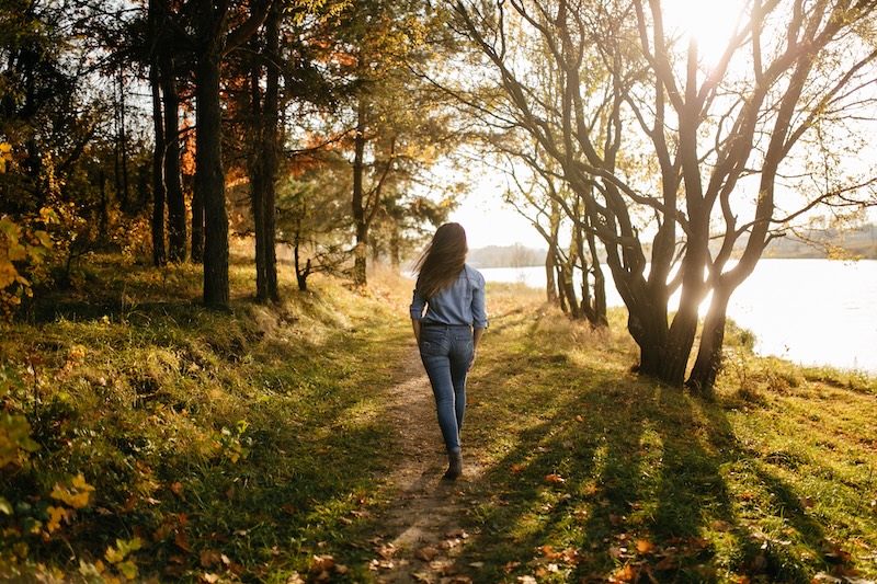 Kvinna på promenad i skogen